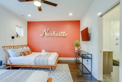 Enjoy our luxury home with 2500 square feet of living space and balcony! Centrally located to live music, food, entertainment and a convenient $6 Uber ride to downtown; 1.5 miles to the stadium and 2 miles to Broadway. We are also within walking distance to some of East Nashville's top spots!
Don't miss our special mural for your very own Nashville wings. Ideal for the Gram and taking photos to highlight your perfect stay!